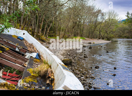 North Star vecchio caduto al bit barca sul Lago di Loch Ness shore Foto Stock