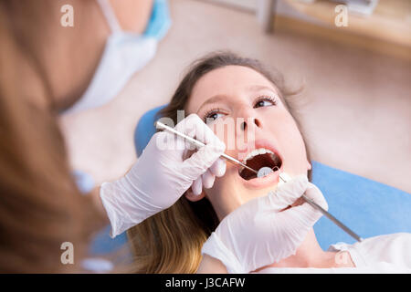 Dentista donna esame paziente Foto Stock