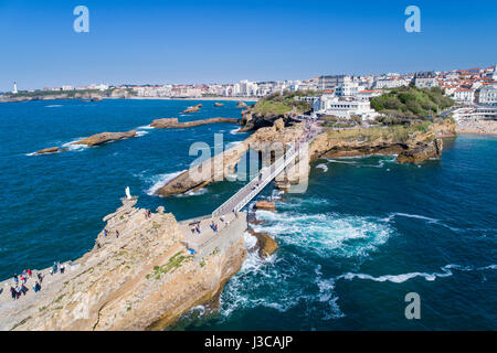 Rocher de la Vierge a Biarritz nel dipartimento Pyrénées-Atlantiques del sud-ovest della Francia Foto Stock