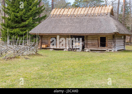 Alloggiamento tradizionali delle popolazioni indigene di Estonia Foto Stock