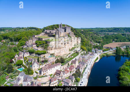 Francia, villaggio di Beynac et Cazenac, etichettati più bei villaggi di Francia. il castello medievale sopra la valle della Dordogna. Foto Stock
