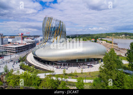 Francia, Gironde, Bordeaux, area classificata come patrimonio mondiale, la città del vino, progettato dagli architetti del XTU agenzia e l'inglese scenograp Foto Stock