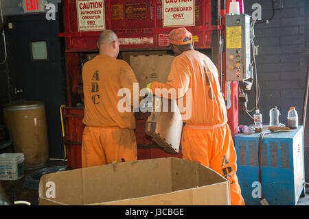 Nogales in Arizona - prigionieri dal dipartimento dell'Arizona di correzioni di aiuto con mansioni a confini Food Bank magazzino. La Banca alimentare salvataggi Foto Stock