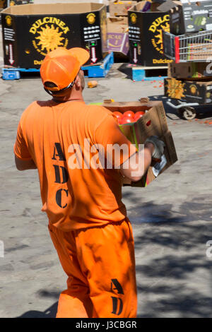 Nogales in Arizona - prigionieri dal dipartimento dell'Arizona di correzioni di aiuto con mansioni a confini Food Bank magazzino. La Banca alimentare salvataggi Foto Stock