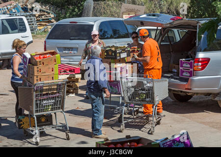 Nogales in Arizona - prigionieri dal dipartimento dell'Arizona di correzioni di aiuto con mansioni a confini Food Bank magazzino. La Banca alimentare salvataggi Foto Stock