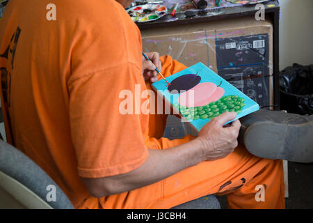 Nogales in Arizona - prigionieri dal dipartimento dell'Arizona di correzioni di aiuto con mansioni a confini Food Bank magazzino. Un detenuto crea ar Foto Stock