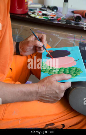 Nogales in Arizona - prigionieri dal dipartimento dell'Arizona di correzioni di aiuto con mansioni a confini Food Bank magazzino. Un detenuto crea ar Foto Stock