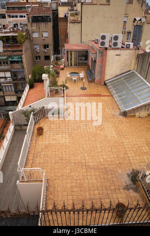 Angolo di alta vista di una terrazza sul tetto, Barcellona, Spagna, Europa. Foto Stock