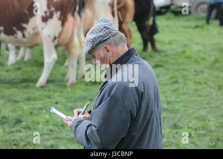 Annuale mostra agricola del villaggio scozzese a Ochiltree, Ayrshire. Agricoltore a giudicare la concorrenza Foto Stock