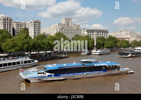 A Thames Clipper river bus viaggiare in barca sul fiume Tamigi a Londra per il Victoria Embankment Foto Stock