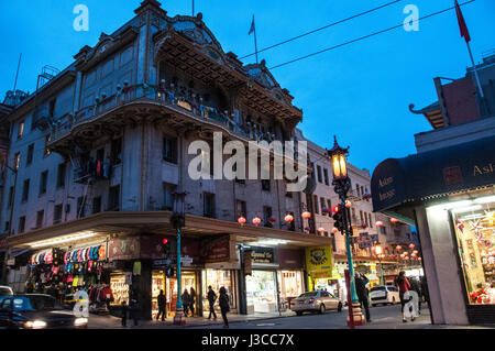 Una strada in San Francisco chinatown Foto Stock