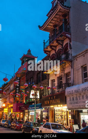 Una strada in San Francisco chinatown Foto Stock