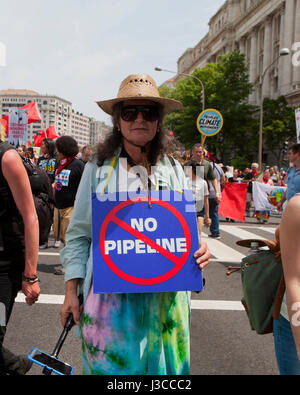 2017 persone il clima di marzo (donna tenendo premuto 'n' Pipeline segno, riferendosi a Keystone XL pipeline) - Washington DC, Stati Uniti d'America Foto Stock