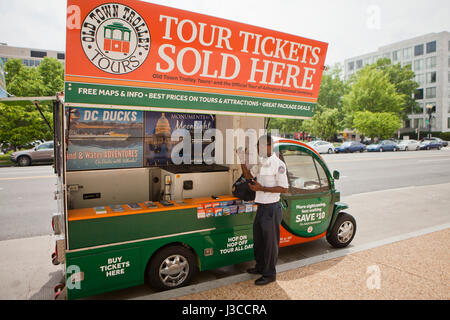 Old Town Trolley tour bus ticket agente di vendita - Washington DC, Stati Uniti d'America Foto Stock