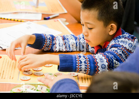 Bambino asiatico imparare la matematica a stazioni interattive in matematica fair - USA Foto Stock