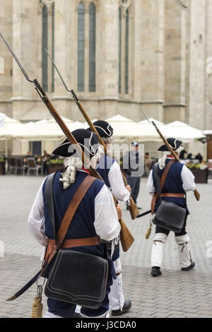 I soldati vestiti nel XVII secolo e in stile uniformi, camminando per le strade di Alba Carolina Cittadella. 1 maggio 2017 Alba Iulia, Romania Foto Stock