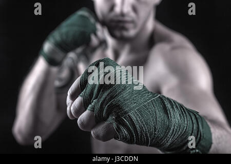 Stretta di mano del boxer pronti per una lotta. Concetto. Forti braccia e serrata a suon di pugni Foto Stock