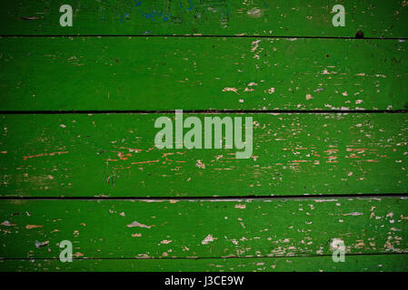 Granaio verde parete in legno fasciame Texture. Solido vecchio assicelle di legno rustico telaio squallido sfondo. La vernice pelata Grungy alterò la superficie isolata. Sbiadita Na Foto Stock