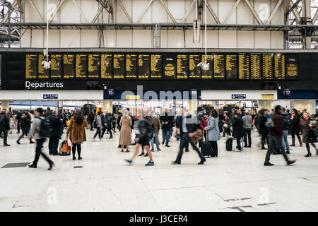 Pendolari a piedi passato la scheda di partenza nella stazione di Waterloo, Londra centrale. Foto Stock