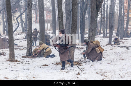 Il russo gunner e troopers attacco Germania posizione. Foto Stock