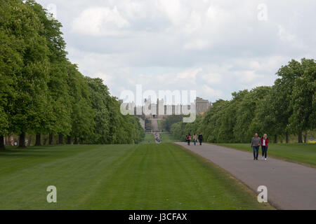 La lunga passeggiata guardando indietro al Castello di Windsor Foto Stock