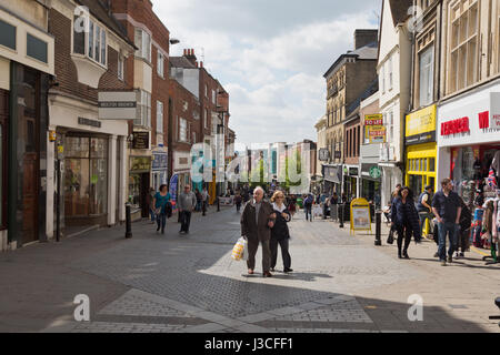 Gli amanti dello shopping su Peascod Street Windsor Foto Stock