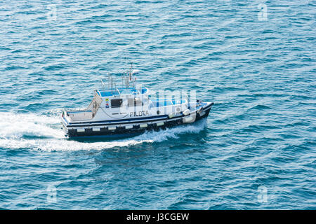 Abstract e guida concettuale. Un pilota di barca in mare. Un pilota di barca è un tipo di imbarcazione utilizzata per il trasporto dei piloti marittimi tra la terra e la inbound o unità organizzativa Foto Stock