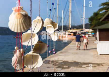 Appendere conchiglie chime insieme sulle stringhe per la decorazione Foto Stock