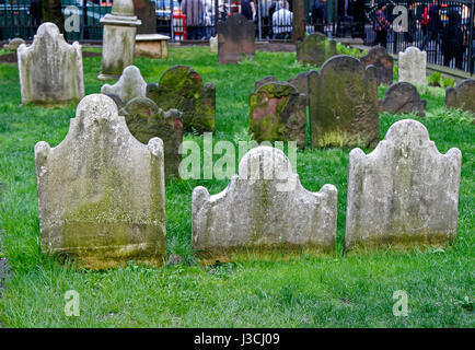 Lapidi sulla Chiesa della Trinità cimitero nel centro cittadino di Manhattan. Foto Stock