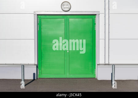 Metallo porte verdi per le grandi capacità di storage. Foto Stock
