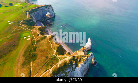 Vista aerea del bianco gesso scogliere e archi presso Etretat in Normandia, Francia. Girato con un drone Foto Stock