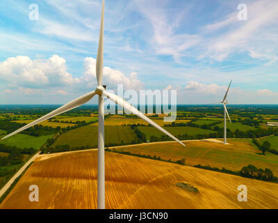 Drone fotografia di turbine eoliche in un campo vicino a Sainte Pazanne, Francia Foto Stock