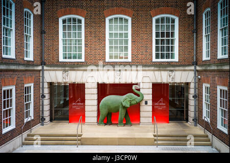 Apex Temple Court Hotel Londra. Courtyard at the Apex Temple Court Hotel on Fleet Street, Londra, Regno Unito Foto Stock