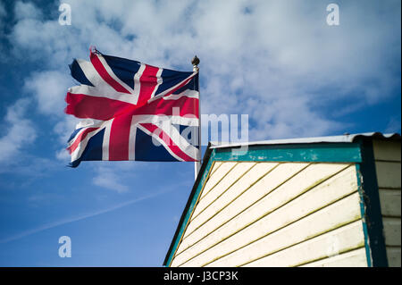 Un leggermente frastagliati Union Jack flag montato su un capannone di mare Foto Stock