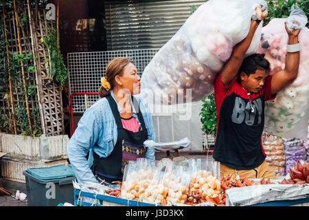 BANGKOK, Tailandia - 24 aprile: Donna vendita di frutta sulla strada di Bangkok Chinatown il 24 aprile 2016 a Bangkok, in Thailandia. Foto Stock