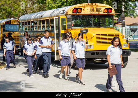 Miami Florida,Coconut Grove,Elizabeth Virrick Park,Elevate Miami,free new computer giveaway public School,sesto grado,studente studenti unifo Foto Stock