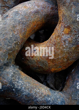 Gli sfondi e le texture: collegamenti del vecchio nero catena arrugginito, close-up shot, industriale abstract Foto Stock