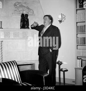 Attore svizzero Michel Simon a casa in Noisy-le-Grand, c.1958. Foto Stock