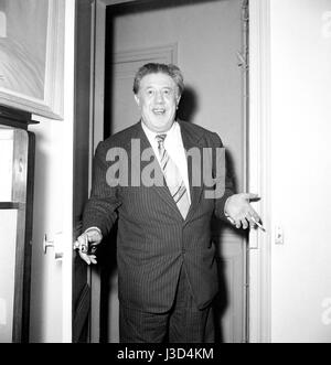 Attore svizzero Michel Simon a casa in Noisy-le-Grand, c.1958. Foto Stock