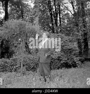 Attore svizzero Michel Simon a casa in Noisy-le-Grand, c.1956. Foto Stock