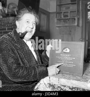 Attore svizzero Michel Simon a casa in Noisy-le-Grand, c.1958. Foto Stock