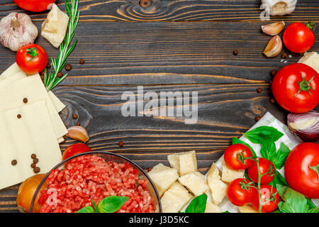Lasagne ingridients sul tavolo di legno Foto Stock