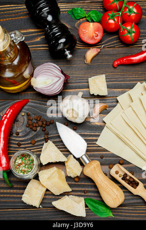 Lasagna cruda sfoglie di pasta e ingridients Foto Stock