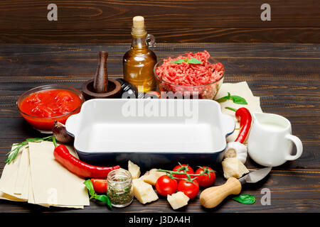 Lasagne ingridients sul tavolo di legno Foto Stock
