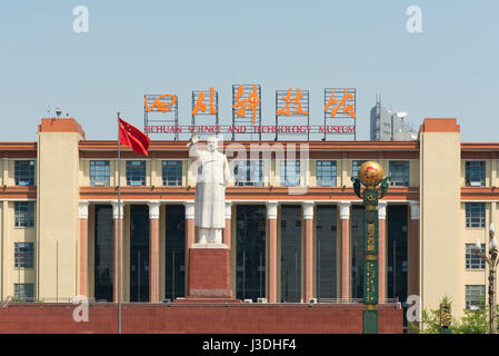 Chengdu, nella provincia di Sichuan, in Cina - Apr 13, 2017: Statua di Mao e bandiera cinese in una giornata di sole di fronte al Sichuan museo di scienza e tecnologia, Tia Foto Stock