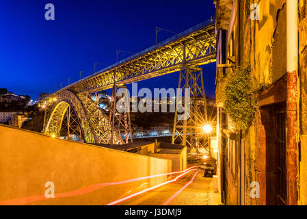 Dom Luis I Bridge in Porto Portogallo durante la notte Foto Stock