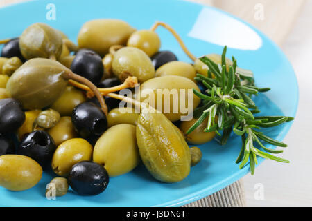Piastra di decapare i capperi e le olive e capperi acini - close up Foto Stock