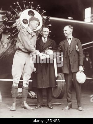 Rivale aviatori Charles Lindbergh e Clarence Chamberlin stringono le mani di fronte a Lindbergh lo spirito di san Luigi in aereo con il famoso explorer e pilota Richard Byrd in piedi fra loro, nel maggio del 1927 prima di competere tenta di completare il primo volo transatlantico. Foto Stock