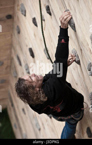 Scalatore Stefan Glowacz al Red Bull Kick Off giorno, Wolfgangsee, Austria Foto Stock