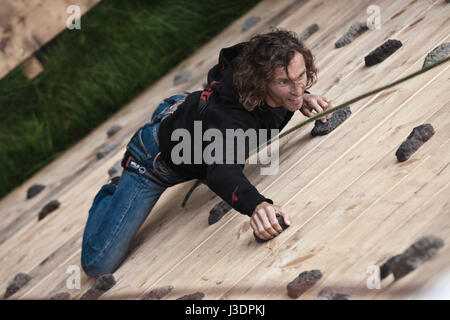 Scalatore Stefan Glowacz al Red Bull Kick Off giorno, Wolfgangsee, Austria Foto Stock